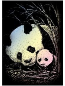 Илюстрация на холограмна панда с малкото си сред бамбук, подчертани с пастелни нюанси и тъмен фон. Комплект за гравиране Royal & Langnickel - Холограмна основа - Панда, 13 x 18 см.