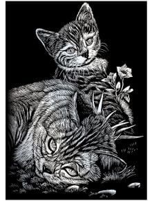 Илюстрация в стил "скречборд", вдъхновена от Royal & Langnickel: възрастна котка отпред, коте отзад сред трева и цветя на черно-деалната картина за Комплект за гравиране Royal & Langnickel - Сребърна основа - Котета, 13 х 18 см.
