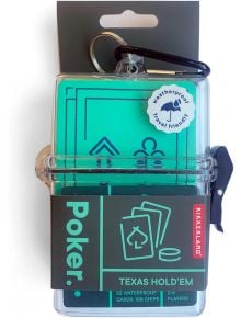 Водоустойчивият комплект за игра на открито „Kikkerland Poker“ включва карти за игра в прозрачна водоустойчива кутия с ключодържател и етикет, специално предназначен за пътуване.