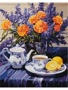 Картината "Натюрморт", направена с комплекта за рисуване с акрил Ideyka - Лавандула (40x50 cm), включва чайник, чаша за чай и нарязани лимони в чиния върху синя кърпа до ваза с оранжеви и лилави цветя.