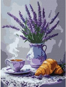 Комплект за лесно рисуване с акрилни бои Ideyka - Лавандулов натюрморт (30x40 см) изобразява бял дантелен плот с ваза лилава лавандула, чаша чай и два кроасана - идеален за спокойствието на рисуване по номера.