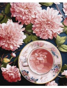 Комплект за лесно рисуване с акрилни бои Ideyka - Розови далии (40x50 см) пресъздава порцеланова чаша с чай върху флорална чинийка, заобиколена от розови далии и зелени листа, върху платно на подрамка с рисуване по номера.