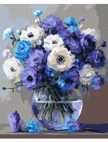 Комплектът за лесно рисуване с акрилни бои Ideyka - Букет сини цветя (40 x 50 см) съдържа изображение на стъклена ваза със сини, бели и лилави цветя върху фон в меко абстрактен стил - идеален за рисуване по номера върху платно.