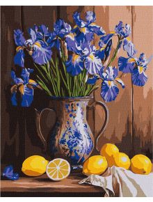 Открийте Комплект за лесно рисуване с акрилни бои Ideyka - Ириси във ваза и лимони, 40 x 50 см: синьо-бяла ваза с ириси, дървена маса с лимони и бяла кърпа, всичко на чаровен селски фон. Идеален за творческо вдъхновение!.
