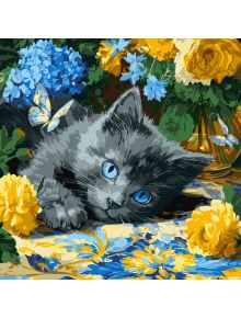 Спокойно сиво коте със сини очи лежи сред жълти и сини цветя, наблизо има пеперуди - идеално за рисуване по номера с Комплект за лесно рисуване с акрилни бои Ideyka - Синеоко коте, 40 x 40 см.