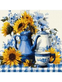 Комплект за лесно рисуване с акрилни бои Ideyka - Слънчево кафе (40x40 см) показва слънчогледи със сини и бели чайници и чаша върху синя карирана покривка - идеален избор за създаване на красива картина.