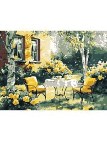Комплект за лесно рисуване с акрилни бои Ideyka - Уютен двор (30x40 см) пресъздава слънчев двор с жълти рози, 2 столчета и маса за чай до къща с прозорци като рисуване по номера върху платно с подрамка.