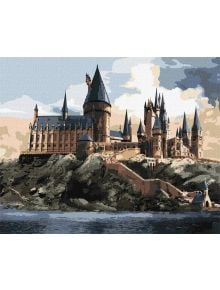 Впечатляващ замък в стил Хари Потър издигащ се на хълм до езеро е изобразен в картина с приглушени земни тонове - идеален избор за фенове на "картина по номера" с комплекта за лесно рисуване Ideyka Harry Potter - Хогуортс.