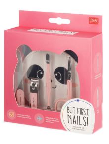 Комплект за маникюр Legami - Panda: розова кутия с калъф панда и инструменти с розови дръжки - нокторезачка, ножичка, пила и пинсета. Опаковката гласи НО ПЪРВО, НОКТИ! Идеален за ценителите на стилни аксесоари.