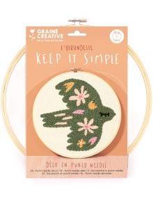 Комплект за пънч бродерия Graine Creative - Птица: опаковка с зелена птица, розови и жълти цветя в дървен обръч. Текстът е "Keep It Simple" и "Déco en Punch Needle". Идеален за стенна декорация.
