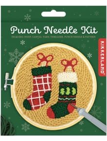 Комплектът за пънч бродерия Kikkerland - Коледни чорапчета включва обръч с празничен дизайн на две чорапчета върху бежов фон със снежинки - идеален DIY проект.