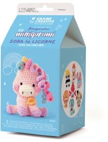 Комплект за плетене Амигуруми Graine Creative - Еднорог Сора: кутия с шарен еднорог със розова плетена фигура, дъгова грива и аксесоари. Опаковката показва готови еднорози и бранда отстрани.