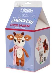 Комплектът за плетене „Амигуруми“ на Graine Creative – „Елен“ 17 см, предлаган в кутия, представя плетен на една кука кафяв елен с розов шал отпред. На опаковката са изобразени и други плетени играчки с формата на животни, включително котка, слон и заек, 