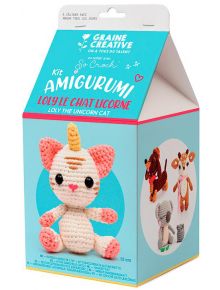 Комплектът за плетене „Амигуруми“ на Graine Creative – „Котка-еднорог“ (15 см) включва всичко необходимо за изработването на плюшена котка-еднорог, представена като сглобена фигурка с рог, както и илюстрации на други плетени животни върху опаковката. В ко