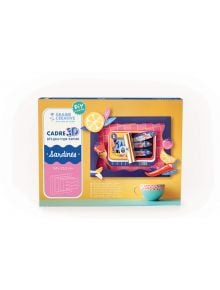 Комплект за правене на 3D картина Graine Creative - Сардини е цветен бокс с картина сардини, плодове и чаша отпред. Идеален за ръчни занимания, размерът му е 34 x 25,5 см.