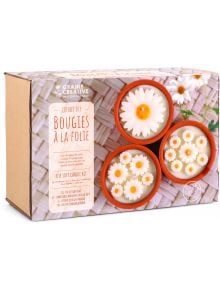 Комплект за правене на свещ Graine Creative - Маргаритки съдържа три кръгли свещи с форма на маргаритки в бяло и жълто. Опаковката е с текст на френски и английски и носи марката Graine Creative.
