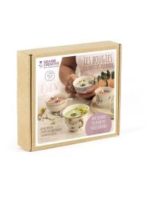 Комплект за правене на цветни и ароматни свещи Graine Creative с винтидж чаени чаши, френски надписи на опаковката и снимки на ръце, държащи украсени чаши със зелени соеви свещи.