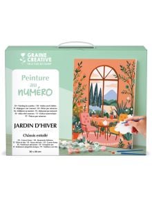 Комплект за рисуване по номера Graine Creative - Зимна градина 30 x 40 см показва илюстрация на зимна градина с големи растения, розови кресла и високи прозорци, ръка, която рисува сцената, и малки бурканчета с боя.