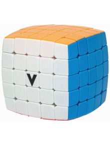 Кубче за редене V-Cube 5x5, заоблена форма с бели, оранжеви и сини видими страни и черно V на централното бяло квадратче. Тази механична главоблъсканица е неразрешена.