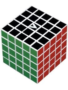 Кубче за редене V-Cube 5x5, логически пъзел с черни, зелени и червени страни, заснето под ъгъл в неразрешено състояние.