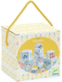 Кубчета за деца Djeco: Baby Bloki са забавни, цветни кубчета с животни, числа и шарки, в кутия с жълта дръжка. Подходящи са за деца над 12 месеца и насърчават ранното развитие чрез игра.