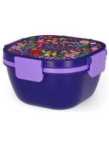 Тъмнолилава квадратна кутия за храна Legami - Flowers, 1,7 л., със светлолилави закопчалки и капак с цветя и надпис "Good Things" в центъра.