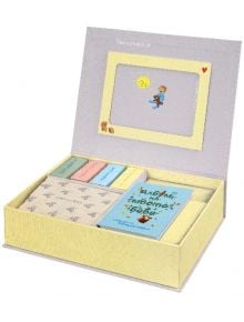 Кутия за спомени "Моето сладко бебе" в пастелно жълто и бежово, с отделения за дрехи и книжки. Капакът е с илюстрация на дете с балони и усмихнато слънце - идеален подарък за новородено.