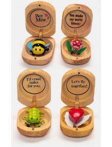Кутийката с изненада „Kikkerland Love Bugs“ включва четири дървени кутийки, всяка от които съдържа очарователна фигурка — пчеличка, цвете, буболечка и сърце с крила. Всяко мини подаръче е допълнено със сладък надпис като „Bee Mine“ или „Let's fly together