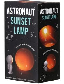 Кутия за Лампа Fizz Creations - Астронавт с дизайн на космическа тематика. Фигурата на астронавта излъчва светлина по залез слънце, идеална за космическа декорация. Разполага с USB захранване и регулируема глава за универсално осветление.