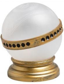 Лампа Grupo Erik Harry Potter Remembrall представлява матирано стъклено кълбо със златна и черна метална ивица върху подходяща основа, с фини гравирани детайли-идеален подарък за фенове на магьосническия свят.