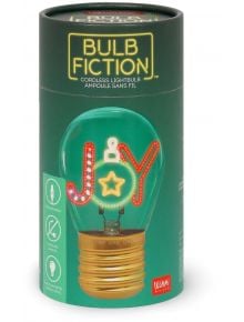 Лампа крушка Legami Bulb Fiction - Joy е акумулаторна настолна лампа с надпис "JOY" и звезда в крушката, изобразени с цветни букви в неонов стил. На зелената цилиндрична опаковка са изобразени икони на продукта, USB зареждане и логото на Legami.