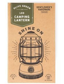 Кафява кутия за опаковка на маслиненозелен LED фенер за къмпинг от Gentlemen's Hardware. Кутията е с черна рисунка на фенера и надпис "SHINE ON". Батериите не са включени в комплекта. Предлага се в книжарница Orange.