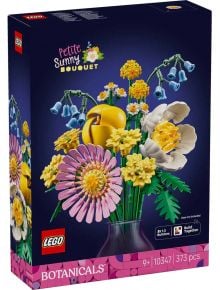 Комплектът „LEGO Botanicals Малък слънчев букет“ включва цветни цветя, изградени от кубчета — розови, жълти и сини — и се състои от 373 елемента за творческа забава, идеален за деца на възраст 9 и повече години.