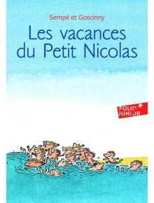 Корица на книгата „Les vacances du Petit Nicolas“, на която са изобразени анимационни деца, които се забавляват на плажа по време на летния си лагер и си играят във водата, в жив и пъстър илюстративен стил. Наименованието на продукта е изписано в горната 