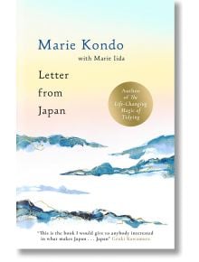 Корица на книгата "Писма от Япония" от Мари Кондо с меки пастелни тонове, абстрактен пейзаж в синьо и златно и златен кръг, подчертаващ "Автор на "Магията на подреждането, която променя живота" - идеален подарък, вдъхновен от японската култура.