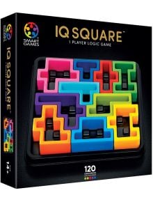 Изображението показва кутията за Smart Games IQ Deluxe, логическа игра за 1 играч. Кутията показва цветни, подобни на тетрис пъзели върху черна табла, съдържа 120 предизвикателства и е предназначена за възраст над 14 години. Предлага се в книжарница Orang