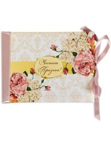Луксозна картичка "Честит празник, божури и рози" с розови рози, божури, бели цветя и панделка - ръчно изработен поздрав за всеки специален ден.