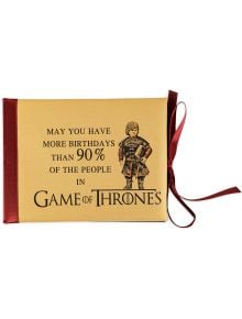 Луксозна картичка за рожден ден - Game of Thrones с червена панделка и Тирион Ланистър, с надпис: Дано имате повече рождени дни от 90% от хората в "Игра на тронове". Уникална картичка за рожден ден!.