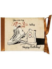 Луксозната картичка за рожден ден "You are my all star today" е ръчно изработена с рисунка на два Converse-стила маратонки и надпис "Happy Birthday!", завързана с кафява панделка отляво.