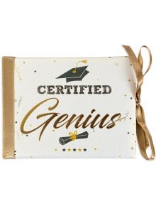 Луксозна поздравителна картичка за дипломиране - Certified Genius с надпис "Certified Genius" в bold и script шрифтове, златиста панделка, шапка за завършване, диплома и звезди на бял фон.