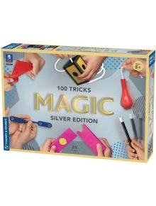 Магическа игра Thames & Kosmos Silver Edition - 100 трика: комплект за фокуси с карти, въже, вълшебна пръчка и чашки. Съдържа 24 аксесоара за магически трикове. За деца над 8 години.