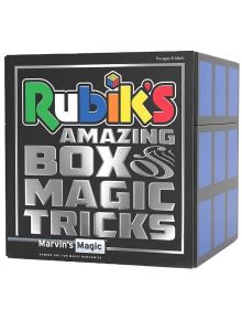 Черна кутия с надпис "Магически комплект Marvin's Magic - Кубчето на Рубик", проектирана като гигантско кубче на Рубик с цветно лого на кубчето. Включва магически трикове, подходящи за възрасти от 8 до 10 години.