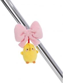 Плюшен магнит Nici Molang Piu Piu с кръгло жълто тяло с размер 4 cm виси на метална пръчка с розова панделка.