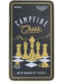 Правоъгълна калаена кутия с надпис Campfire Chess (Шах за огън) изобразява златни шахматни фигури на карирана дъска, огън и палатка, а на заден план - звезди. Магнитен шах от Gentlemen's Hardware - предлага се в книжарница Orange.