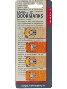 Комплект от 4 магнитни книгоразделители Kikkerland - Капибара с илюстрации на капибари, опаковани на картон с надпис MAGNETIC BOOKMARKS и логото KIKKERLAND отстрани.