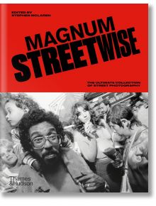 Корица на Magnum Streetwise: горната половина е червена с удебелен черен текст на заглавието, а долната показва впечатляваща черно-бяла улична снимка на фотографите от Magnum, на която са изобразени хора, включително мъж с очила и дете.