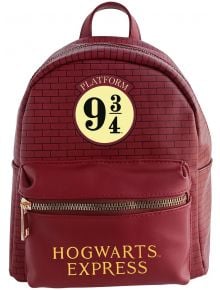 Малка кожена раничка Grupo Erik Harry Potter Platform 9 3/4 в бордо с тухлена шарка, украсена с емблематичния знак Перон 9 3/4 и Хогуортс Експрес в жълто, вдъхновена от света на Хари Потър.