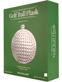 Зелена кутия с изображение на кръгла, вдлъбната манерка Kikkerland - Голф топка. Текстът гласи Golf Ball Flask, Includes: Фуния, флашка от неръждаема стомана, вместимост 8oz/240mL, идеален подарък за голф ентусиасти.