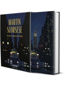 Мартин Скорсезе: Иконичният режисьор и неговото творчество включва илюстрирана нощна градска сцена с жълти таксита, Емпайър Стейт Билдинг и препратки към класически филми на Скорсезе - идеална за феновете на филмовата история.