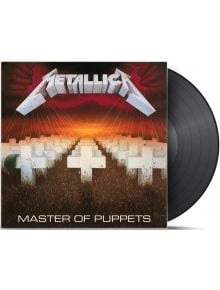 Обложката на Metallica - Master of Puppets (VINYL), емблематичния метъл албум, изобразява бели кръстове в полето, червено небе и големи ръце, които дърпат конците над тях. Вдясно се вижда ремастериран винил.